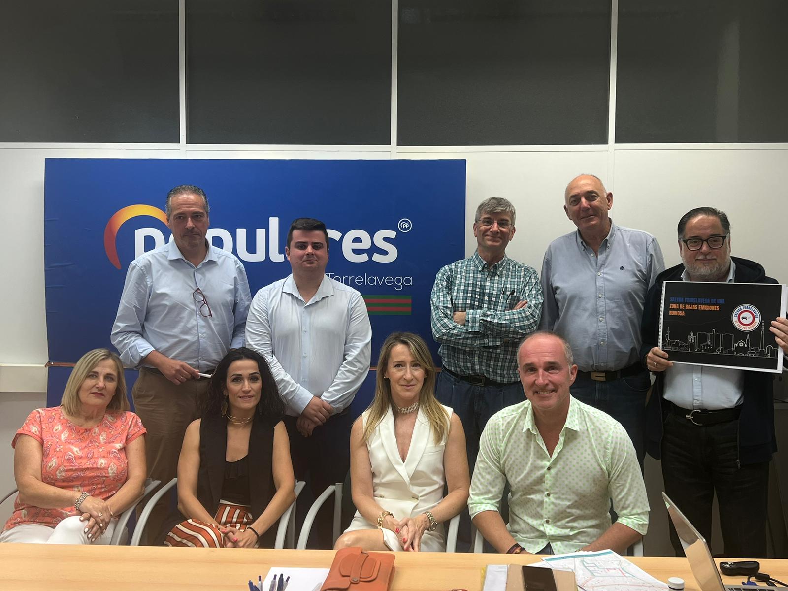 Reunión con los concejales del grupo popular del Ayuntamiento de Torrelavega
