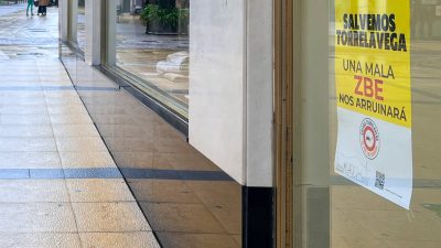 La Plataforma Salvar Torrelavega distribuye 1.500 carteles entre comercios y hostelería para visibilizar el rechazo a la ZBE