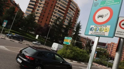 Los conductores sin etiqueta se rebelan al veto de Madrid