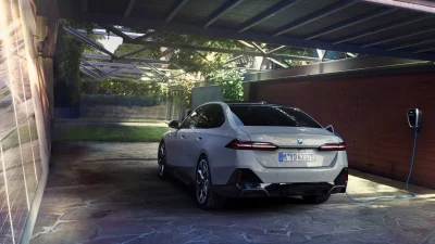 Holanda quiere echar a los coches eléctricos de sus ciudades: su red eléctrica está al borde del colapso