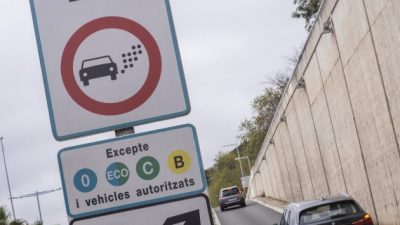 La OCU alerta de que casi un cuarto de los conductores en zonas de bajas emisiones ha tenido que cambiar de coche