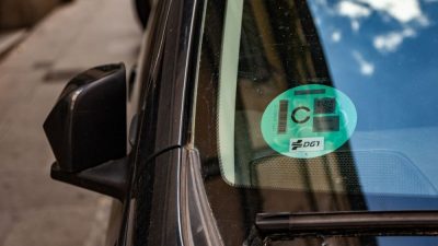 Nuevas multas de 200 € ya en vigor a coches con etiquetas B y C de la DGT