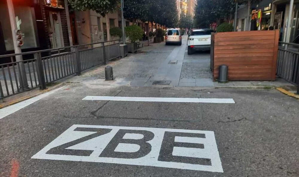 Toledo frena una ZBE desproporcionada mientras Torrelavega acelera hacia la multa indiscriminada